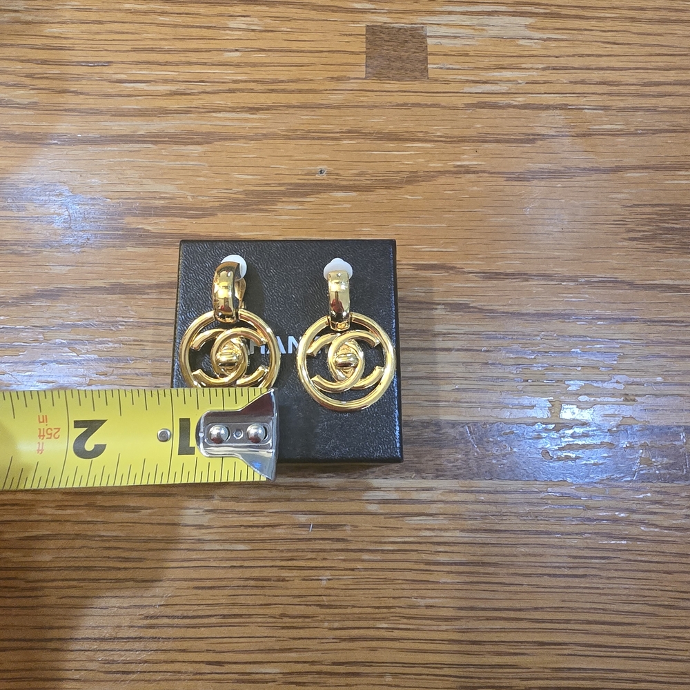 CHANEL Gold Interlocking Earrings - Picture 6 of 6